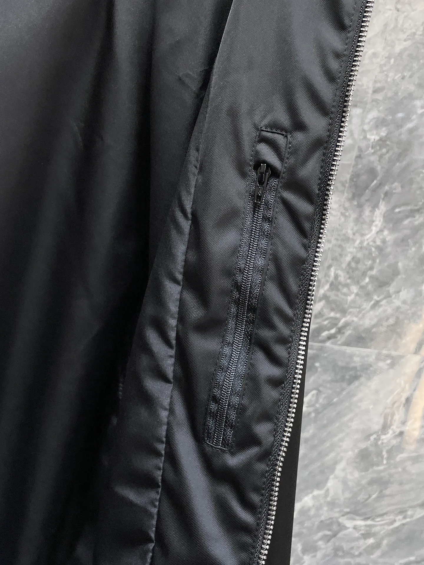 Armani official website Same Style, complete with three labels, on sale in advance. 2026 Autumn and Winter New Arrival men's jacket, Original with complete three labels, Premium version. Custom-made fabrics at the counter. Breathable, high comfort, impeccable details, brand element design concept, reflecting high quality. It feels delicate and soft, presents a casual cut, and has a great upper body shape. Sizes: M～3XL